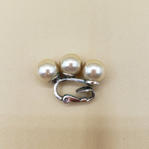 Trifari Vintage Gold Tone Faux Pearl Clip On Single Earring - Picture 4 of 7